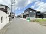 前面道路は比較的交通量が少なく、落ち着いて駐車していただけます。