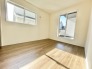 やわらかな日差しがたっぷり入る、心まで明るくなる一部屋。落ち着いた木目床が心地よく、どんな家具も合わせやすい空間です。新生活をのびのび始めたい方におすすめです！