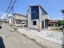 毎日の車の出し入れもスムーズにできる、ゆとりある前面道路に面した住まいです。