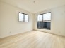 2階8帖の主寝室は、バルコニーに面した明るいお部屋です。