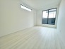 2号棟 2階6.75帖洋室は、バルコニーに面した明るいお部屋です。