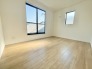 3号棟 2階6帖洋室は、バルコニーに面した明るいお部屋です。