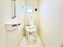 ウォシュレット付きのトイレは１階と２階の各階に完備しております。新築ならではの清潔感と快適さを体現。家族全員が快適に利用するため、一人一人が落ち着ける大切な場所です。