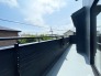 2つの部屋を行き来できるワイドなバルコニーは南向きで陽当たり良好です◎