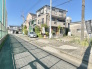 前面道路は比較的交通量が少なく、落ち着いて駐車していただけます。