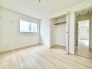 1号棟 2階洋室6帖のお部屋。各居室収納付きのためお部屋を最大限有効活用していただけます。