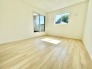 2階洋室7.5帖の主寝室も、バルコニーに面した明るいお部屋です。