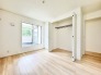 2階洋室6.5帖のお部屋は、バルコニーに面した明るいお部屋です。