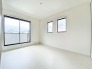 2階洋室6帖のお部屋。こちらのお部屋もバルコニーに面した明るいお部屋です。