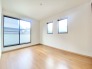 2階洋室6帖のお部屋は、バルコニーに面した明るいお部屋です。