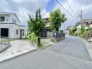 前面道路は比較的交通量が少なく、落ち着いて駐車していただけ