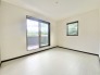 2階洋室6帖のお部屋は、バルコニーに面した明るいお部屋です。