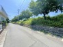 前面道路は比較的交通量が少なく、落ち着いて駐車していただけます。