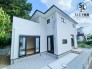 玄関までのアプローチが広くゆとりある住宅になります。こちらの物件を夢のマイホームにいかがでしょうか。
