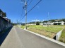 前面道路は比較的交通量が少なく、落ち着いて駐車していただけます。