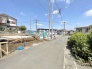 前面道路は比較的車通りが少なく、駐車スペースも広いため落ち着いて駐車することができます。