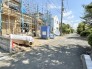 1号棟 生活利便施設へのアクセスもしやすく、交通量も適度で安心感のある前面道路。