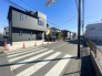 毎日の車の出し入れもスムーズにできる、ゆとりある前面道路に面した住まいです。