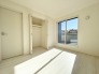 全居室に収納を完備しております。また、掃き出し窓からは明るい日差しがしっかりと差し込んでおります。
