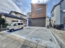 前面道路は通り抜けの出来ない道路となっておりますので、交通量も少なくなっております。