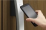 標準の玄関ドアにはスマートキーを採用。​お手持ちのスマートフォンを玄関のカギとしてご利用いただけます。​鍵穴が見えない作りになっているため、防犯対策としても有効です。​