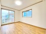 2階約6帖の主寝室。全居室2面採光で陽当たり良好です。バルコニーは2部屋に面しており洗濯物などの出し入れもラクラク