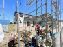 【いよいよ着工】穏やかな街並みに誕生する、光あふれる新築一戸建て。
空が広く感じられる開放的な角地風のロケーション。前面道路もフラットで、日々の駐車もスムーズです。一邸一邸、基礎から丁寧に建築が進む安心の住環境。ここから家族の新しい物語と、心地よい暮らしを始めませんか。