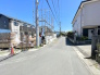 【建築中ならではの安心感】確かな施工でつくる家族の理想のマイホーム。
閑静な住宅街で一際目を引く、明るく開放的な敷地。前面道路がすっきりしており、小さなお子様がいるご家庭も安心の住環境です。暮らしやすさと心地よい静けさが両立するこの街で、笑顔あふれる未来を描きませんか。