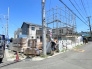 落ち着いた街並みに誕生する、家族の夢を叶える新築一戸建て。
周囲は平穏で開放感のある閑静な住宅街。前面道路もすっきりしており、小さなお子様がいるご家庭も安心の住環境です。現在、確かな施工で建築中！理想のマイホームでの新しい暮らしを、ここから始めてみませんか。