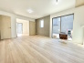 4号棟 南西向きの大きな窓からたっぷりと光が差し込む明るいリビング。
室内は白壁と木目フロアでナチュラルにまとめられ、家具のテイストを選ばずコーディネートが楽しめます。
家族の時間をゆったり過ごせる、くつろぎの空間です。 2026/02/14m