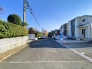 前面道路はゆとりある６ｍ道路のため、落ち着きのある閑静な住宅街となっております。