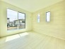 2階主寝室6.2帖のお部屋はバルコニーに面した明るいお部屋です。