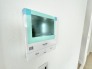 3号棟 ■Panasonic製　テレビドアホン
手放し通話ができ、送話表示灯で送話・受話状態が確認できます。映像と音声で玄関先の様子をチェックできるモニター機能や、夜間の訪問者の顔も確認できるLEDライトを装備しています。
また、来訪者を外でもスマホで確認できます。