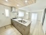 3号棟 家族みんなが使いやすい間取りが魅力の住まいです。開放的な対面キッチンがある広々LDK、便利なパントリーや階段下収納で片付けもラクラク。2階は全室収納付きで、バルコニーへ2部屋から出られる快適設計。毎日の暮らしがちょっと楽しくなるお家です。