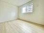 ふんわり光が広がる心地よい洋室。シンプルだからこそ、どんな家具も似合って自分好みの空間づくりが楽しめます。毎日の暮らしが、ここからもっとリラックスできますように。