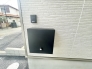 玄関ポストとドアホンです。
屋根のある玄関先にある為、雨に濡れずにポスつの確認ができます。