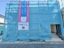 青空に映える建築中の住まいは、耐震＋制震の安心仕様。落ち着いた住宅街で、暮らしやすさと静けさを両立できる環境です。これから形になる新しいお家で、家族の“ちょうどいい毎日”を育んでみませんか？完成が楽しみになる一邸です。