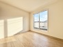 2階5.5帖の洋室。バルコニーに面して開放感があります。全室南向きの陽当たり良好の新築