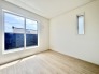 全部屋収納を完備しているのに加えて、2面採光を実現しておりますので明るいお部屋となっております。