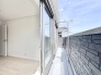 広々とした2部屋に繋がったバルコニーになります。雨の際には浴室乾燥機もございますのでお洗濯物も安心出来そうです