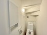 ニッチ収納でトイレットペーパーなども収納出来ます。