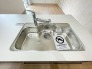 ■浄水器一体型水栓
蛇口をひねれば、いつでも美味しい水が飲めるのは大きなメリットです。
ウォーターサーバーやペットボトルをその都度入れるのは大変ですが、シンク内の蛇口から浄水出れば楽に炊事ができますね。