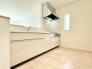 1号棟 カップボードや冷蔵庫を設置してもスペースに余裕があります。