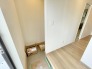 1号棟 玄関横にはシューズインクローク付き。ベビーカーの一時置きにも便利です♪ 2026/03/28m
