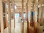 1号棟 整った分譲地に基礎が並び、これから街並みが生まれていく現地です。周辺は落ち着いた住宅街で、陽当たりや風通しもチェックしやすい環境。完成後の暮らしを想像しながら、住み心地や動線をイメージできる今だけのタイミングです。