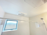24時間換気システムとは、機械によって室内の空気を外気と入れ替えて、常に新鮮な空気を循環させるシステムです。シックハウス症候群の予防を目的として、2003年の建築基準法改正によりすべての住宅に設置が義務付けられました。﻿