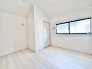 淡い木目調のフローリングがお部屋全体に優しい雰囲気を演出します。