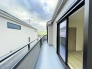 【モデルルーム】南向きのワイドバルコニー。2部屋から行き来可能。洗濯物も良く乾きそう