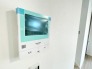 ■Panasonic製　テレビドアホン
手放し通話ができ、送話表示灯で送話・受話状態が確認できます。映像と音声で玄関先の様子をチェックできるモニター機能や、夜間の訪問者の顔も確認できるLEDライトを装備しています。
また、来訪者を外でもスマホで確認できます。