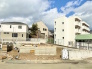 閑静な住宅街に佇み開発分譲地です。